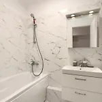 Bright Close To Alba Iulia Square With Wifi Lägenhet *